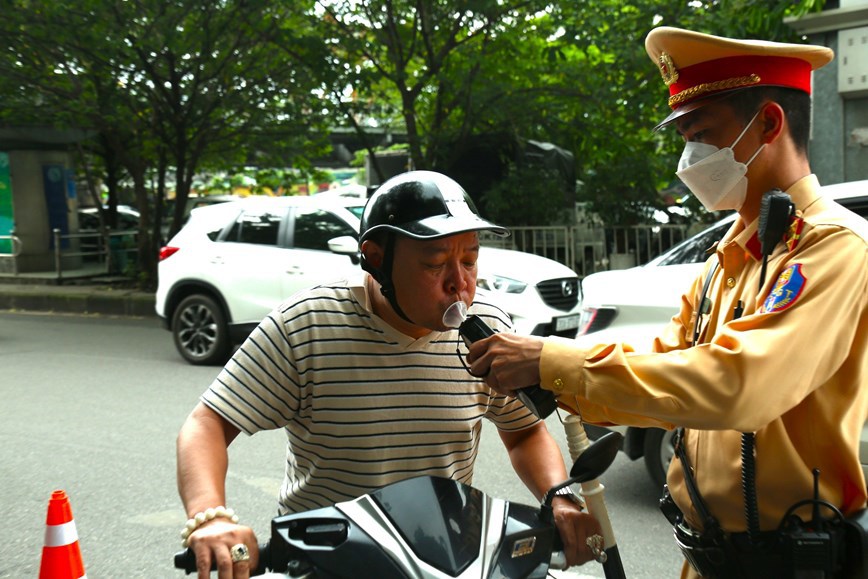 Cảnh sát giao thông Hà Nội xử phạt hàng loạt “ma men“ - Ảnh 2