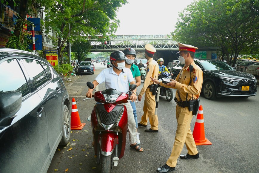Cảnh sát giao thông Hà Nội xử phạt hàng loạt “ma men“ - Ảnh 1
