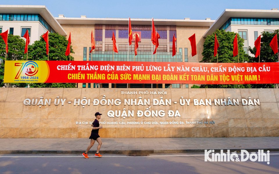 Khẩu hiệu kỷ niệm chiến thắng tại trụ sở UBND quận Đống Đa.