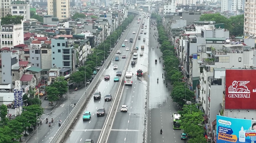 Vành đai 2 trên cao cứ mưa là ngập do không được dọn rác thường xuyên - Ảnh 1