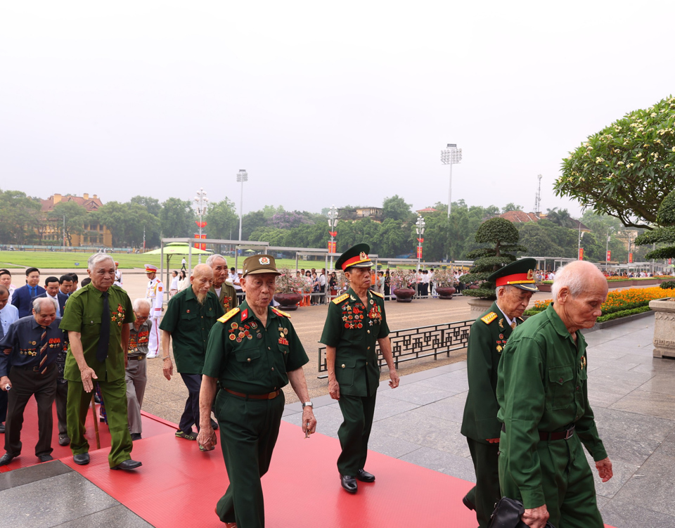 C&aacute;c đồng ch&iacute; cựu chiến binh, cựu thanh ni&ecirc;n xung phong, d&acirc;n c&ocirc;ng hỏa tuyến v&agrave;o Lăng viếng Chủ tịch Hồ Ch&iacute; Minh.&nbsp;