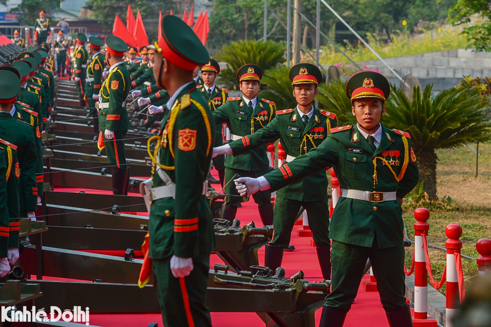 Mỗi khẩu đại b&aacute;c c&oacute; 3 chiến sĩ đảm nhiệm khẩu lệnh, giật nổ v&agrave; tiếp đạn.