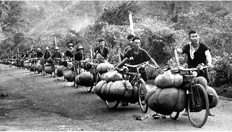 Binh đo&agrave;n xe đạp thồ vận chuyển lương thực tr&ecirc;n đường ra chiến dịch. Ảnh TTXVN