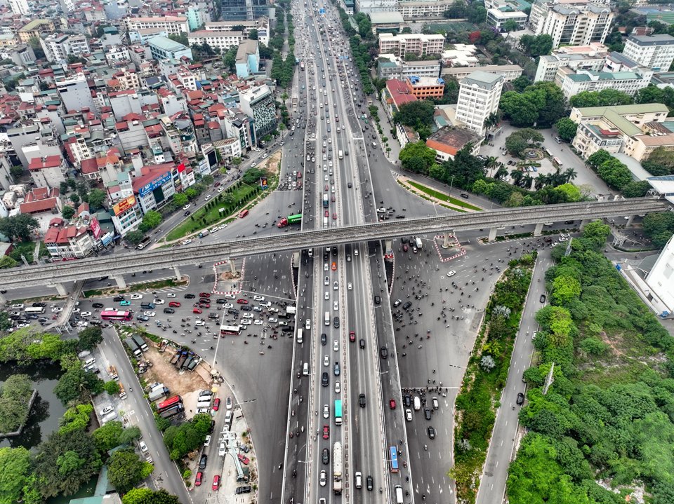 Hai dải cầu vượt th&eacute;p được kỳ vọng giải quyết t&igrave;nh trạng tắc nghẽn ở n&uacute;t giao Mai Dịch, th&uacute;c đẩy th&ocirc;ng thương, vận tải h&agrave;nh kh&aacute;ch, h&agrave;ng h&oacute;a giữa trung t&acirc;m với khu vực ph&iacute;a T&acirc;y, ph&iacute;a Bắc Thủ đ&ocirc; v&agrave; v&ugrave;ng l&acirc;n cận.