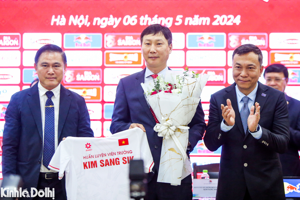 Tacirc;n HLV trưởng tuyển Việt Nam Kim Sang-sik dựnbsp;Lễ bốc thăm vograve;ng bảng ASEAN Championship.