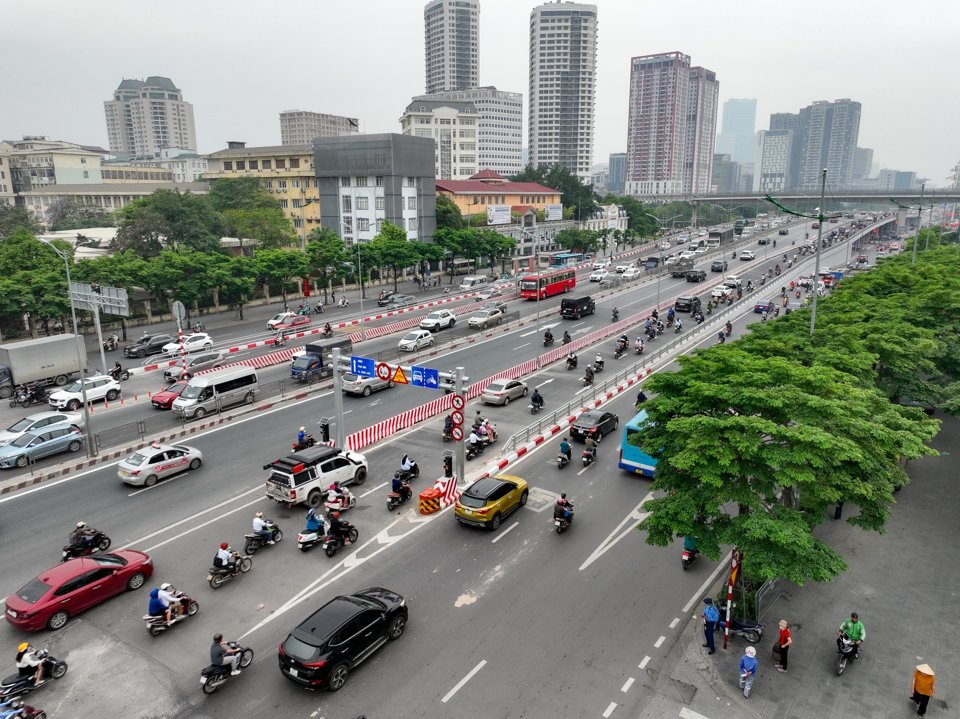 Ghi nhận v&agrave;o 6 giờ s&aacute;ng ng&agrave;y 6/5, d&ograve;ng phương tiện qua n&uacute;t giao Mai Dịch ho&agrave;n to&agrave;n thuận lợi, kh&ocirc;ng c&oacute; cảnh &ugrave;n tắc như trước đ&acirc;y.