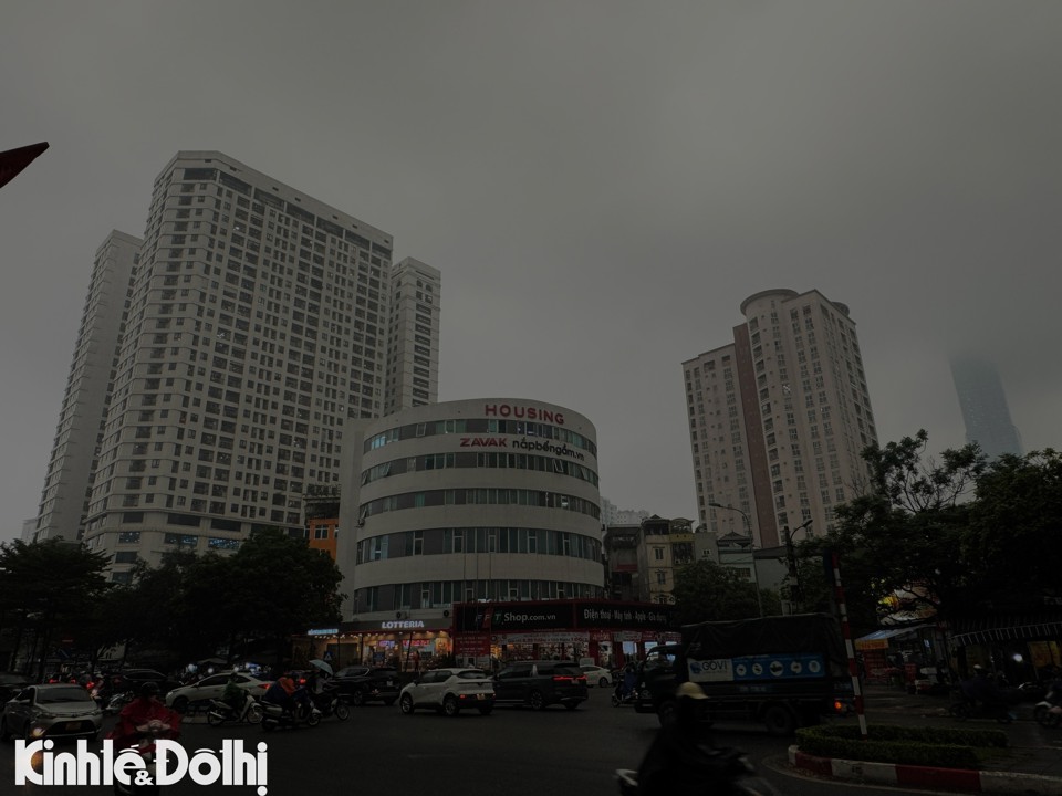 Hà Nội: Trời tối sầm trước trận mưa lớn cục bộ sáng nay 6/5 - Ảnh 3