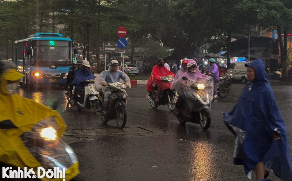 Hà Nội: Trời tối sầm trước trận mưa lớn cục bộ sáng nay 6/5 - Ảnh 4
