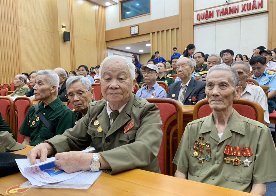 Cựu chiến binh Đo&agrave;n Kim (thứ 2 từ phải sang) tham gia buổi&nbsp;gặp mặt kỷ niệm 70 năm Chiến thắng Điện Bi&ecirc;n Phủ do quận Thanh Xu&acirc;n tổ chức