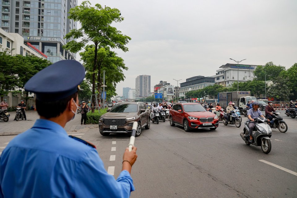 Trong ng&agrave;y đầu ph&acirc;n luồng giao th&ocirc;ng, một số xe m&aacute;y vẫn chưa nắm được th&ocirc;ng tin vẫn di chuyển v&agrave;o l&agrave;n giữa (cầu vượt Mai Dịch cũ). Lực lượng chức năng t&iacute;ch cực ph&acirc;n luồng, hướng dẫn giao th&ocirc;ng để đảm bảo an to&agrave;n tr&ecirc;n tuyến.