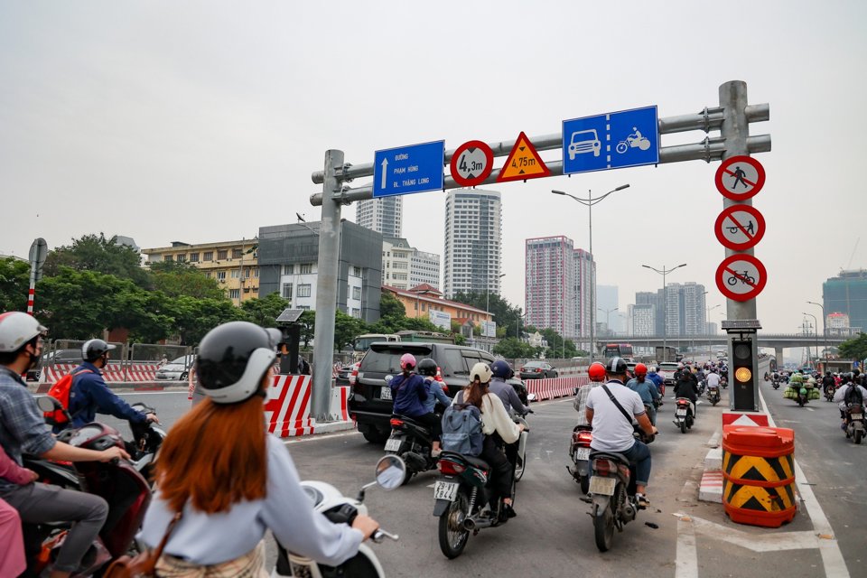 C&aacute;c phương tiện lưu th&ocirc;ng qua cầu vượt Mai Dịch mới đều thuận lợi, an to&agrave;n.