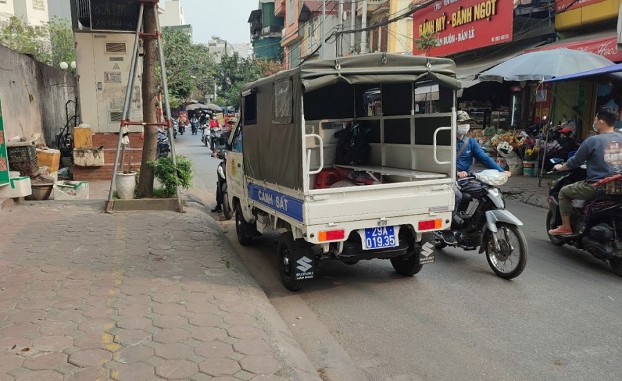 Lực lượng chức năng phường Minh Khai (Quận Hai B&agrave; Trưng) ra qu&acirc;n lập lại trật tự đ&ocirc; thị tại khu vực ng&otilde; Gốc Đề