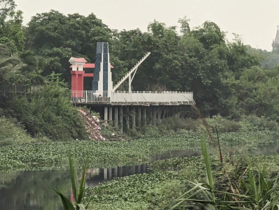 Một công trình kiên cố lấn hẳn ra ngoài lòng sông Đáy, thuộc địa phận xã Vân Côn, huyện Hoài Đức, cách cầu 72II chỉ một đoạn ngắn. Ảnh: Nguyễn Quý