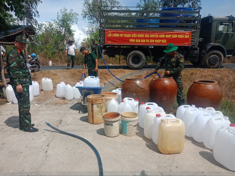 Người d&acirc;n huyện Giang Th&agrave;nh d&ugrave;ng lu, can nhựa để chứa nước do Bộ CHQS tỉnh Ki&ecirc;n Giang cung cấp.