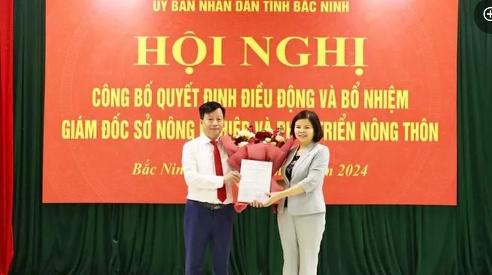 Chủ tịch UBND tỉnh Bắc Ninh trao Quyết định điều động, bổ nhiệm đồng ch&iacute; Nguyễn Song H&agrave; giữ chức Gi&aacute;m đốc Sở N&ocirc;ng nghiệp v&agrave; Ph&aacute;t triển n&ocirc;ng th&ocirc;n.