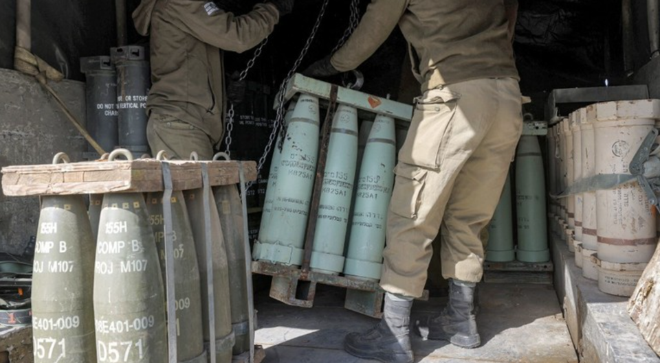Higrave;nh ảnh quacirc;n đội Israel di chuyển đạn từ xe hagrave;ng. Ảnh:nbsp;AFP/Jalaa Marey