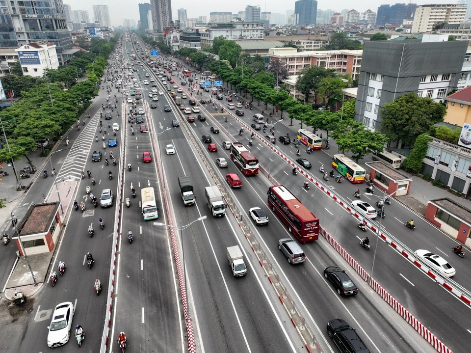 Tốc độ lưu h&agrave;nh cho ph&eacute;p đối với c&aacute;c phương tiện tham gia giao th&ocirc;ng tr&ecirc;n 2 đơn nguy&ecirc;n cầu Mai Dịch mới l&agrave; 60 km/h.