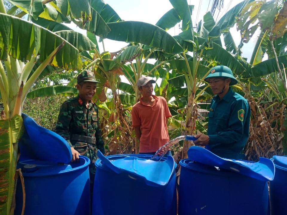 Người dacirc;n vui mừng khi nhận được nước sạch từ Bộ CHQS tỉnh Kiecirc;n Giang hỗ trợ.