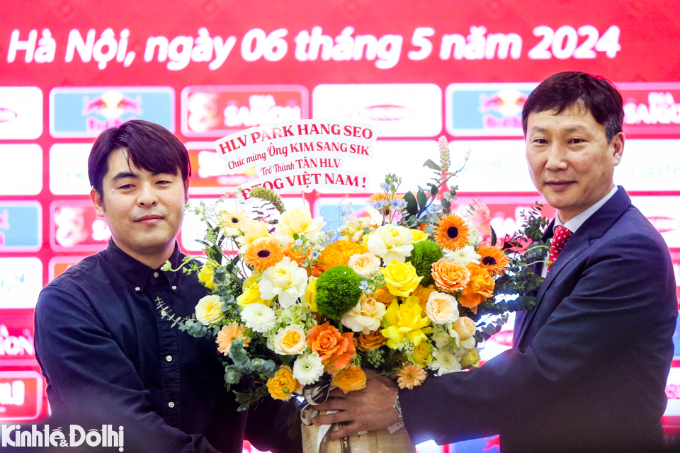 HLV Park Hang-seo gửi tặng hoa ch&uacute;c mừng HLV Kim Sang-sik.