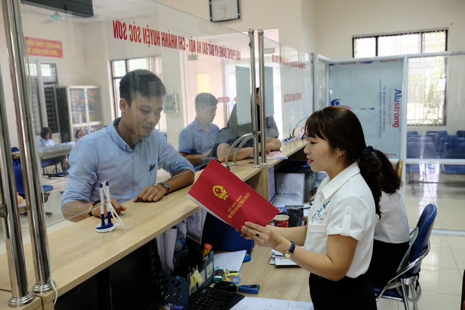Người dân làm thủ tục nhận Giấy chứng nhận quyền sử dụng đất tại UBND huyện Sóc Sơn. Ảnh: Phạm Hùng