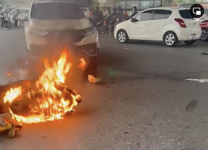 Hà Nội: Va chạm với ô tô, xe máy bốc cháy ngùn ngụt giữa phố - Ảnh 1