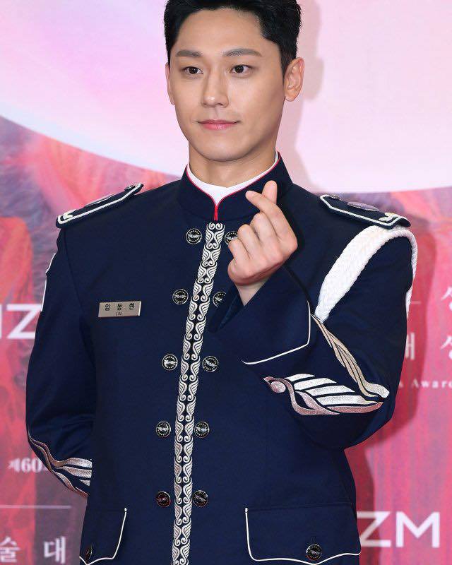 Lee Do Hyun xuất hiện cực điển trai, tạo daacute;ng chagrave;o quacirc;n ngũ trecirc;n thảm đỏ Baeksang Arts Awards 2024