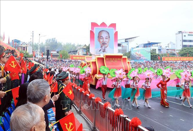 Xe rước ảnh Chủ tịch Hồ Ch&iacute; Minh diễu h&agrave;nh qua lễ đ&agrave;i. Ảnh: TTXVN