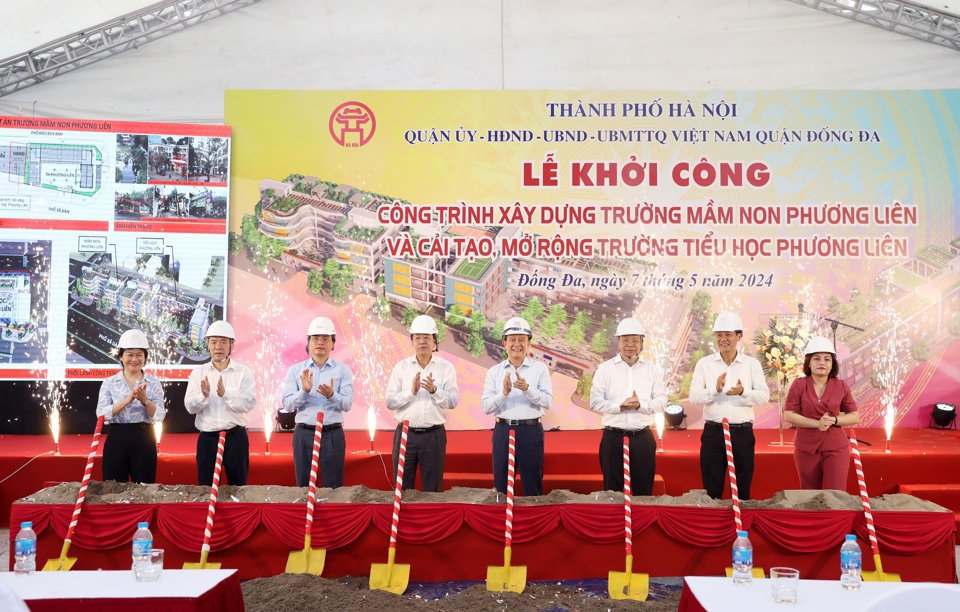 Chủ tịch HĐNDTP Nguyễn Ngọc Tuấn và các đại biểu thực hiện khởi công công trình xây dựng trường Mầm non Phương Liên và cải tạo, mở rộng trường Tiểu học Phương Liên. Ảnh: Nguyên Bảo