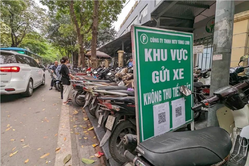 Điểm trông xe không tiền mặt tại quận Hoàn Kiếm. Ảnh: Hà Kim