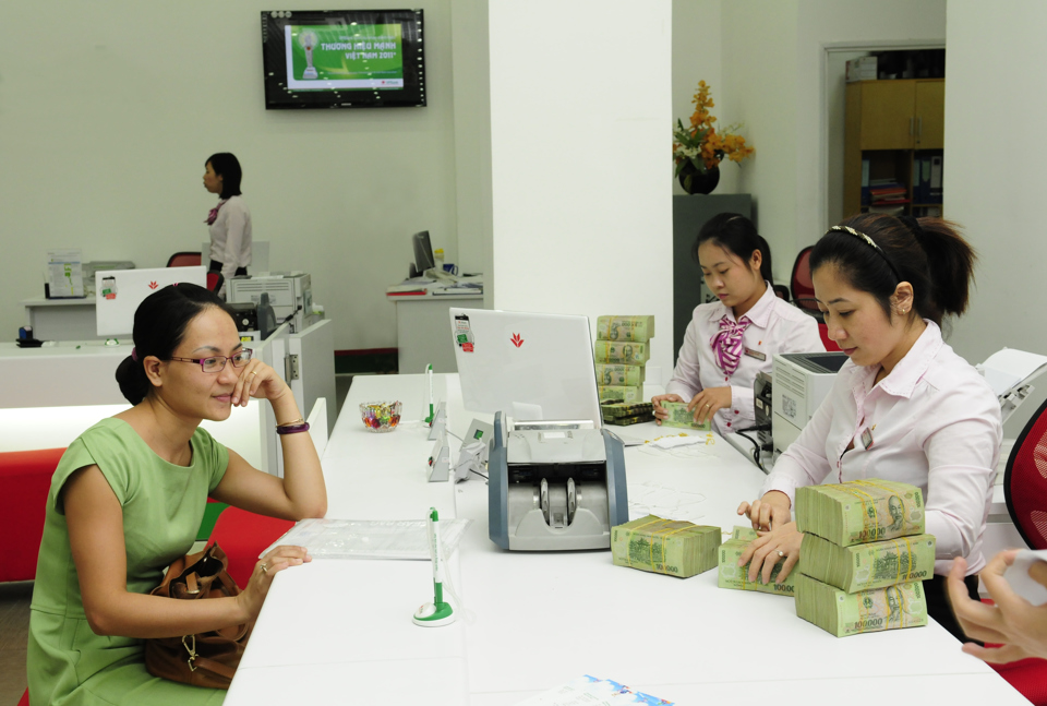 Khách hàng giao dịch tại VPBank, chi nhánh Hà Nội. Ảnh: Thanh Hải