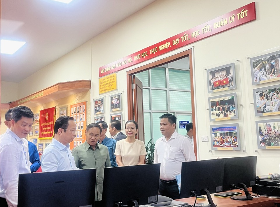 Đoàn đại biểu Sở Giáo dục và Thể thao tỉnh Champasak (CHDCND Lào) thăm Trung tâm điều hành thông minh (Sở GDĐT Hà Nội)
