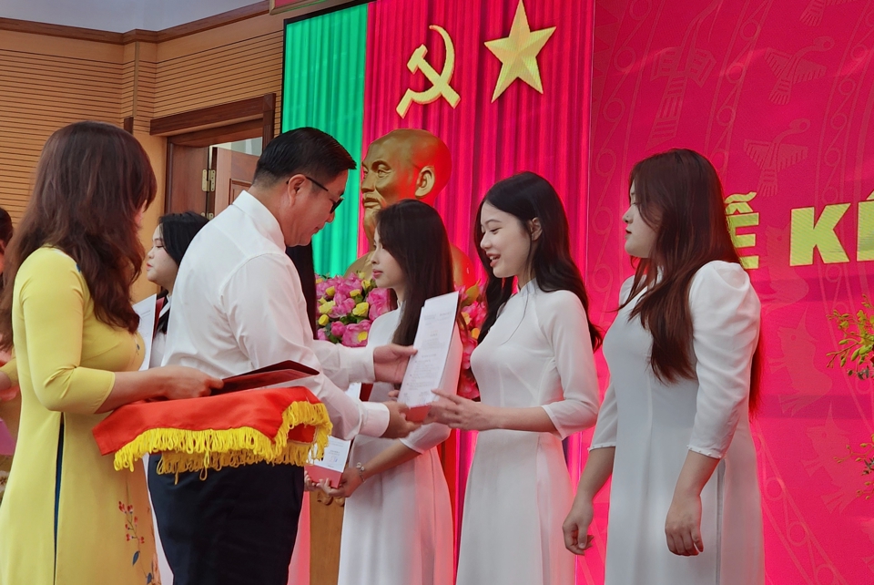B&iacute; thư Quận ủy Nam Từ Li&ecirc;m Nguyễn Quang Hiếu trao quyết định kết nạp đảng cho 5 đảng vi&ecirc;n mới.