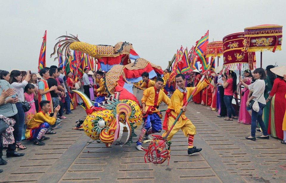Múa rồng tại lễ hội Chử Đồng Tử - Tiên Dung, huyện Thường Tín. Ảnh: Thanh Hải