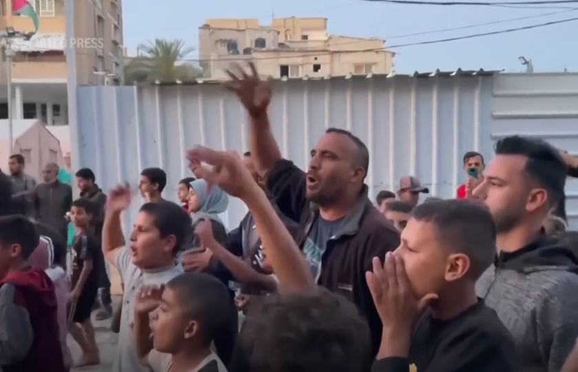 Người lớn vagrave; trẻ em Palestine tại Gaza ăn mừng sau khi nhận thocirc;ng baacute;o về lệnh ngừng bắn. Ảnh: AP