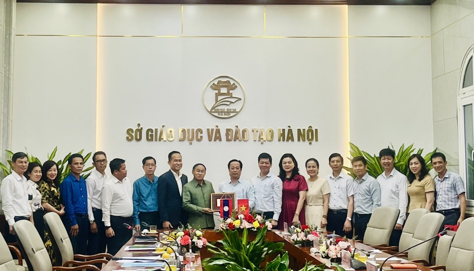 Lãnh đạo Sở GDĐT Hà Nội tặng quà lưu niệm cho đoàn công tác Sở Giáo dục và Thể thao tỉnh Chapasak (Lào)