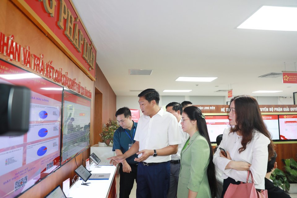 Trưởng Ban Dân vận Thành uỷ Đỗ Anh Tuấn kiểm tra tại Bộ phận một cửa quận Long Biên. Ảnh: Trần Long