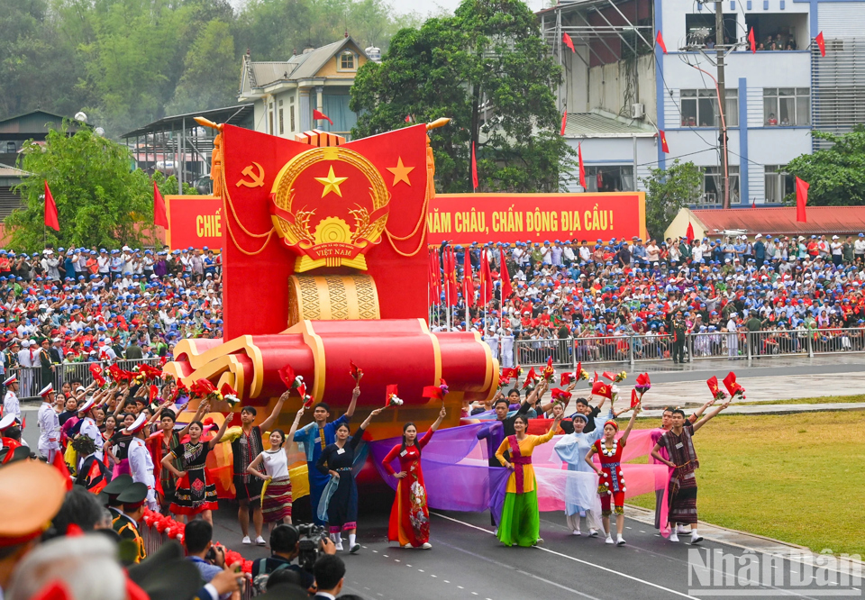 Xe rước Quốc huy nước Cộng hòa xã hội chủ nghĩa Việt Nam tiến vào Lễ đài, ngày 7/5/2024. Ảnh: Nguyễn Linh