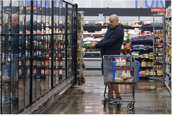 Walmart đang mở rộng gian h&agrave;ng thực phẩm nhằm th&uacute;c đẩy doanh số. Ảnh: Adam Davis / EPA/ Shutterstock
