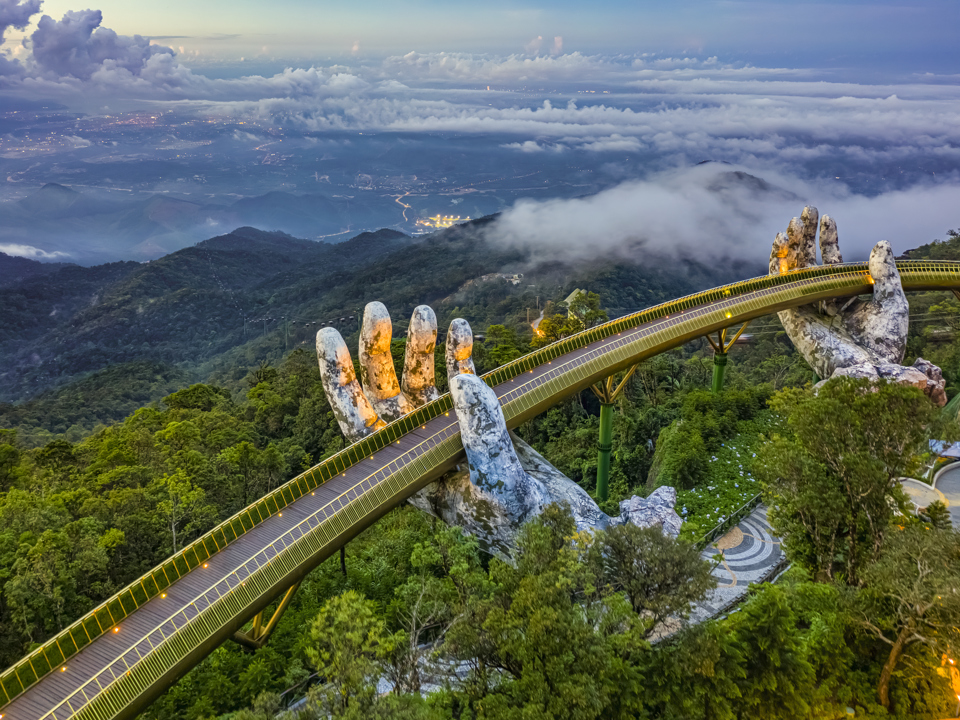 Cầu Vagrave;ng tại Đagrave; Nẵng ndash; biểu tượng du lịch của Việt Nam