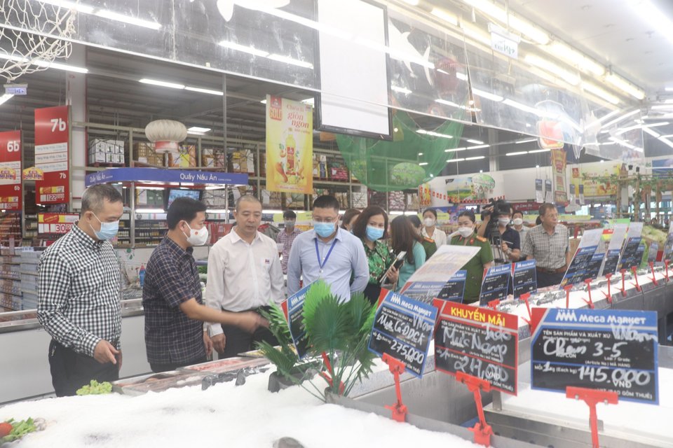 Kiểm tra ATTP tại siêu thị Mega Martket Thăng Long (quận Bắc Từ Liêm). Ảnh: Trần Thảo