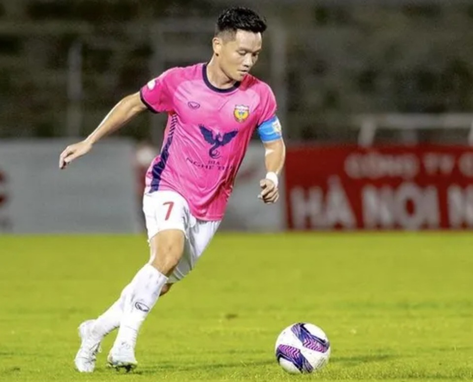 Cầu thủ Đinh Thanh Trung (CLB Hồng Lĩnh H&agrave; Tĩnh) từng đoạt danh hiệu Quả b&oacute;ng v&agrave;ng Việt Nam 2017
