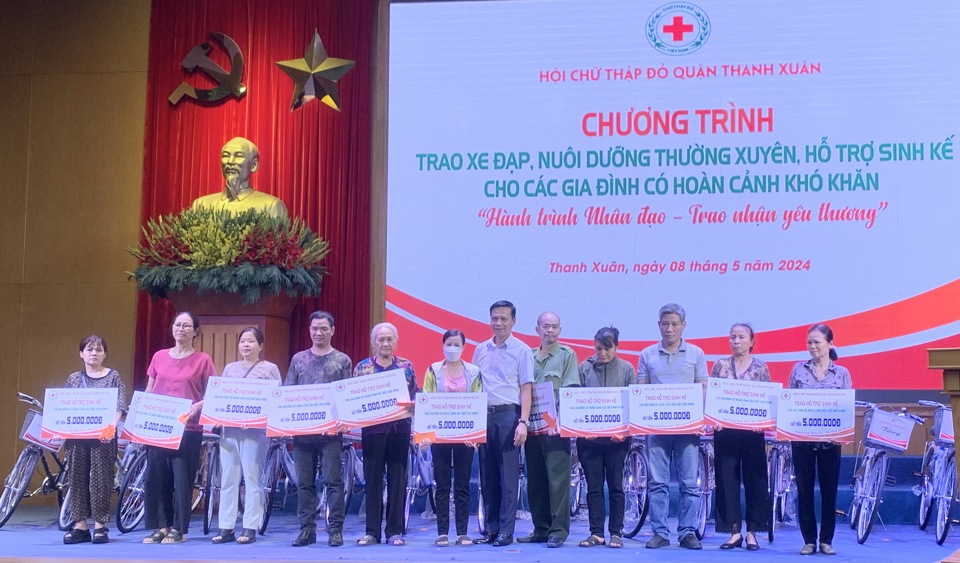 Ph&oacute; Chủ tịch UBND quận Thanh Xu&acirc;n Đặng Kh&aacute;nh Ho&agrave;&nbsp;trao hỗ trợ sinh kế cho 11 trường hợp (mỗi trường hợp 5 triệu đồng)