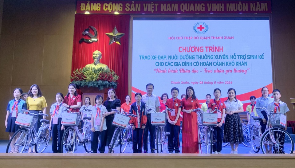 L&atilde;nh đạo Hội Chữ thập đỏ TP H&agrave; Nội v&agrave; quận Thanh Xu&acirc;n&nbsp;trao tặng xe đạp cho c&aacute;c học sinh