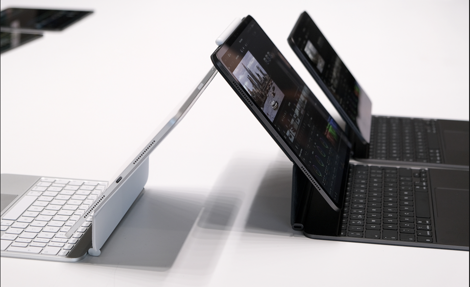 Cổng USB-C hỗ trợ Thunderbolt 4 trecirc;n iPad Pro vagrave; hệ thống 4 loa stereo cho chất acirc;m rất tốt tương tự phiecirc;n bản 2022. Maacute;y sử dụng pin Li-Po với dung lượng 31,29 Wh trecirc;n bản 11 inch vagrave; 38,99 Wh trecirc;n bản 13 inch.