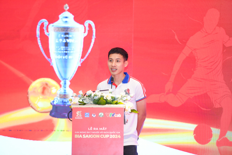 Quả b&oacute;ng V&agrave;ng Việt Nam 2019 Đỗ H&ugrave;ng Dũng tham dự lễ ra mắt giải đấu.