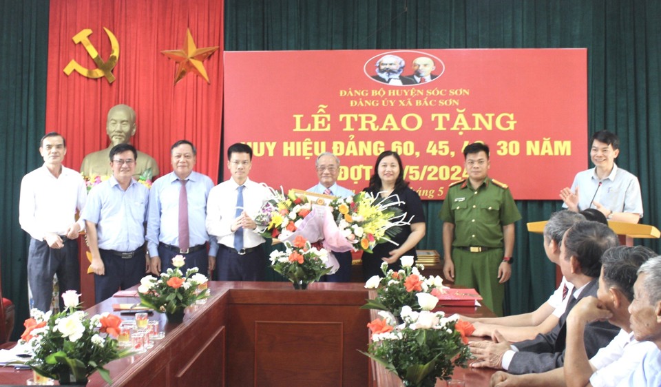 Phoacute; Biacute; thư Thagrave;nh ủy Nguyễn Văn Phong trao tặng Huy hiệu 60 năm tuổi Đảng cho đảng viecirc;n Nguyễn Văn Kết.