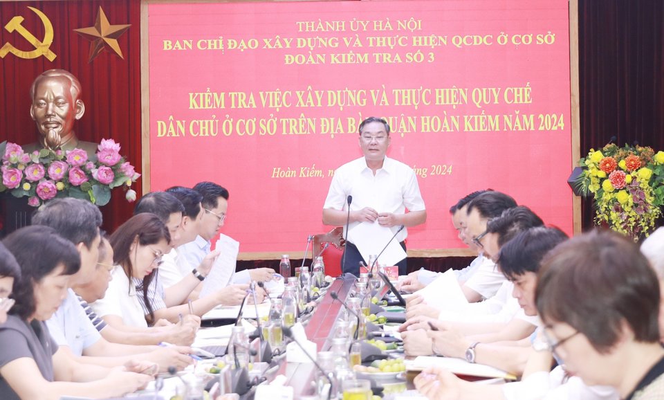 Phoacute; Chủ tịch Thường trực UBND TP Lecirc; Hồng Sơn phaacute;t biểu tại cuộc kiểm tra.