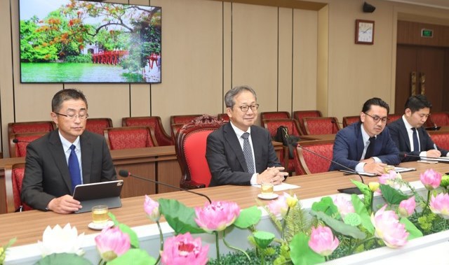 山田滝夫日本大使は会合で講演した。