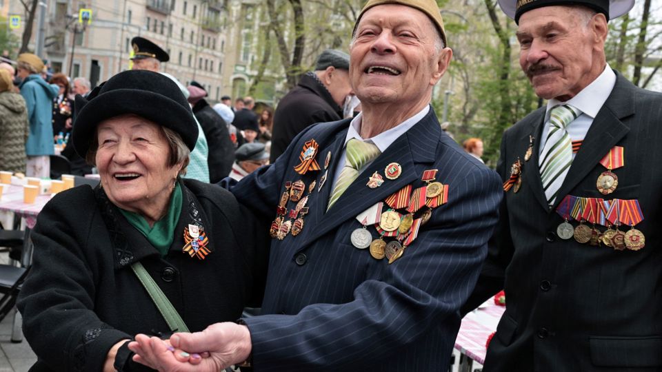 Nụ cười của những cựu Hồng qu&acirc;n Li&ecirc;n X&ocirc; trong Ng&agrave;y Chiến thắng. Ảnh: Reuters