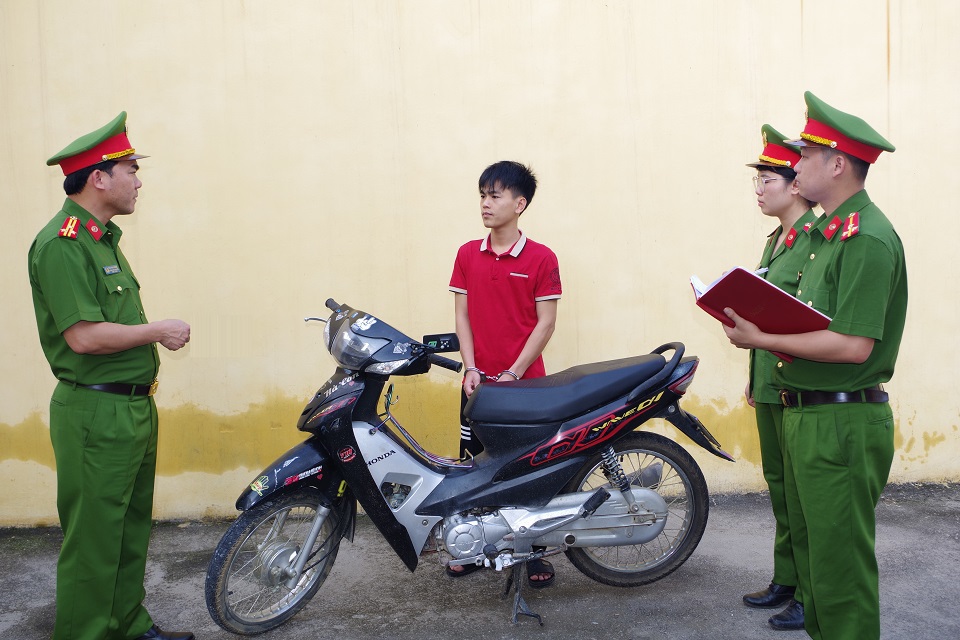 Đối tượng Phạm Th&agrave;nh Pho c&ugrave;ng tang vật. Ảnh CACC